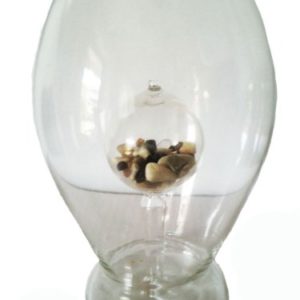 Glas Karaffe klein mit bunten Halbesteine roter Jaspis in Innerem Höhe 25 cm Inhalt 0,33 Liter mundgeblasen Klarglas