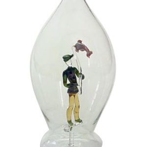 Glas Karaffe Dekoflasche mit farb. Fischer Angler Höhe 30 cm Inhalt 0,5 Liter Klarglas mundgeblasen