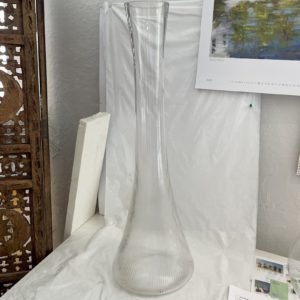 XL Bodenvase Schmal mundgeblasen in Klarglas Höhe ca. 82 Öffnung 9,5 cm breiteste Stelle Ø 2 cm in unterm Teil mit feine Rillen