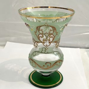 Antiker Glasbecher Hochemail mint grün bund gold bemalt Höhe 13,2 cm Öffnung 9 cm