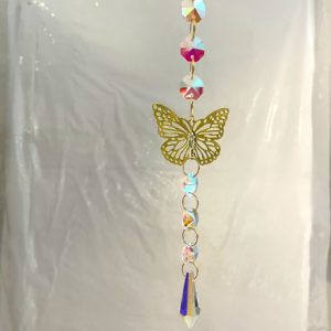 Kleines Prisma zum hängen Feng shui Sun Catcher mit Schmetterling Metall goldfarbig und Goldkettchen irisierend Höhe 42 cm