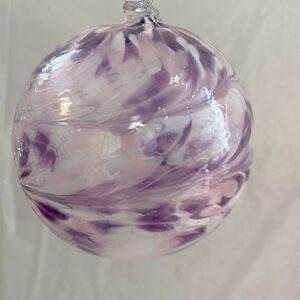 Kugel zum hängen bunte Glaskugel violett lila irisierend Metalleffekt Fensterdekoration mundgeblasenes Kristallglas Durchmesser ca. 10 cm Oberstdorfer Glashütte