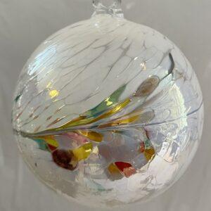 Kugel zum hängen Bunte Glaskugel Ornament weiß bunt Metalleffekt Fensterdekoration mundgeblasenes Kristallglas Durchmesser ca. 12 cm