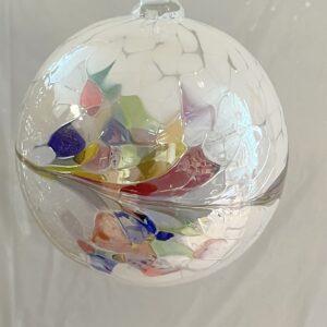 Kugel zum hängen bunte Glaskugel weiß bunt Fensterdekoration mundgeblasenes Kristallglas Durchmesser ca. 15 cm