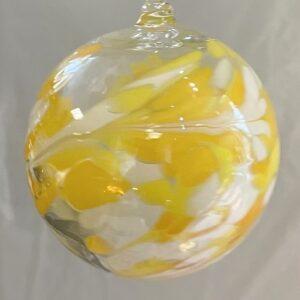Kugel zum hängen Bunte Glaskugel Ornament gelb weiß klar Fensterdekoration mundgeblasenes Kristallglas Durchmesser ca. 8 cm