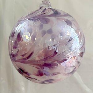 Kugel zum hängen bunte Glaskugel Ornament violett weiss klar Fensterdekoration mundgeblasenes Kristallglas Durchmesser ca. 10 cm