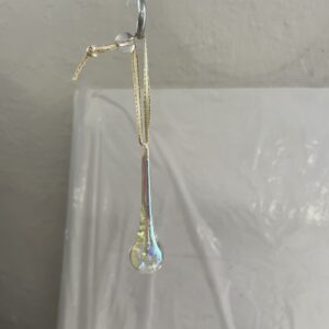 Glastropfen massiv zum hängen klares Glas irisierend Glasträne Lüstertropfen Wassertropfen Länge ca. 8 cm Durchmesser 20 mm mit Stoffbändchen und eine Glasperle